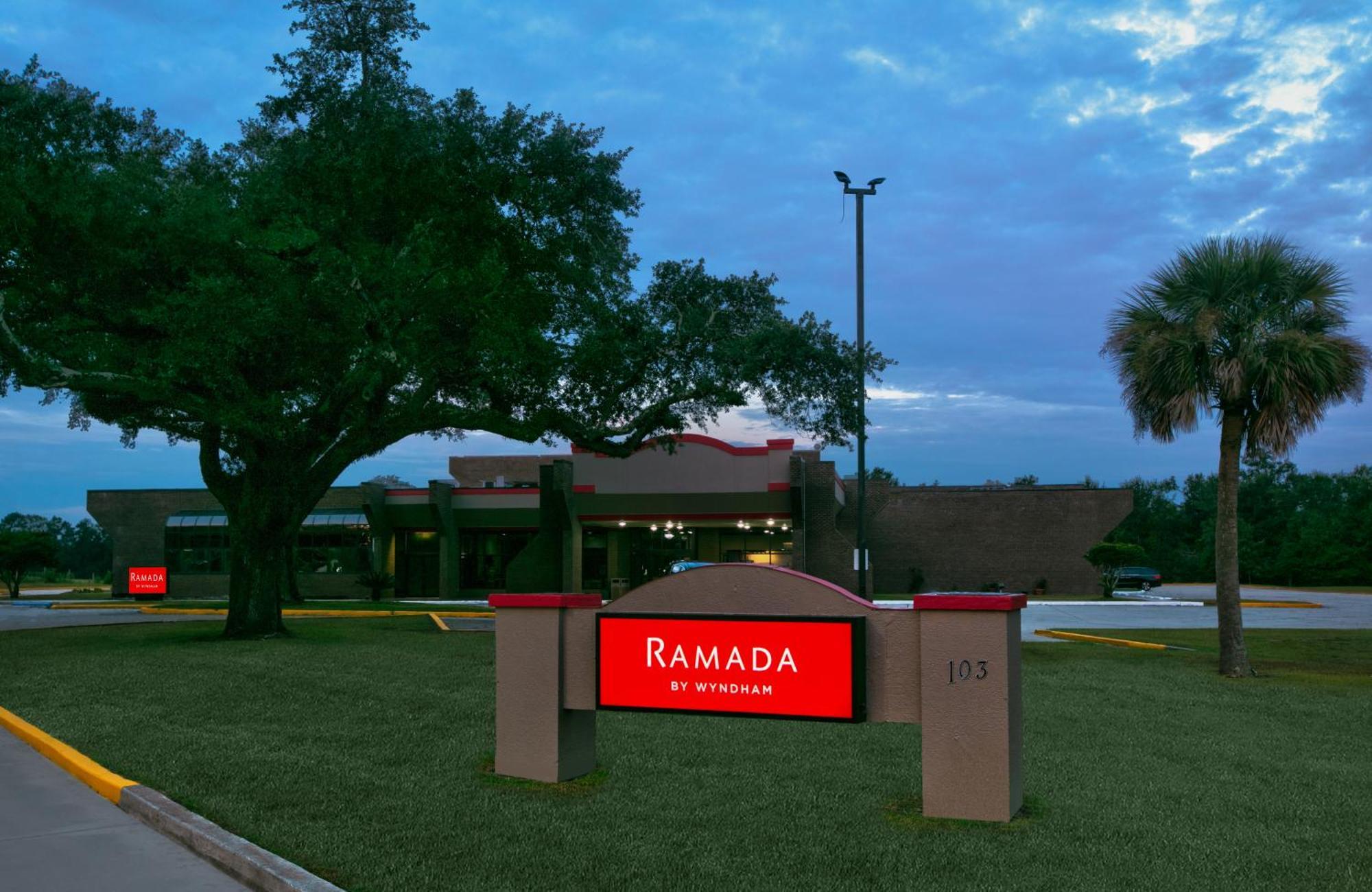 Ramada By Wyndham Gulfport I-10 Diamondhead Motel Exterior photo