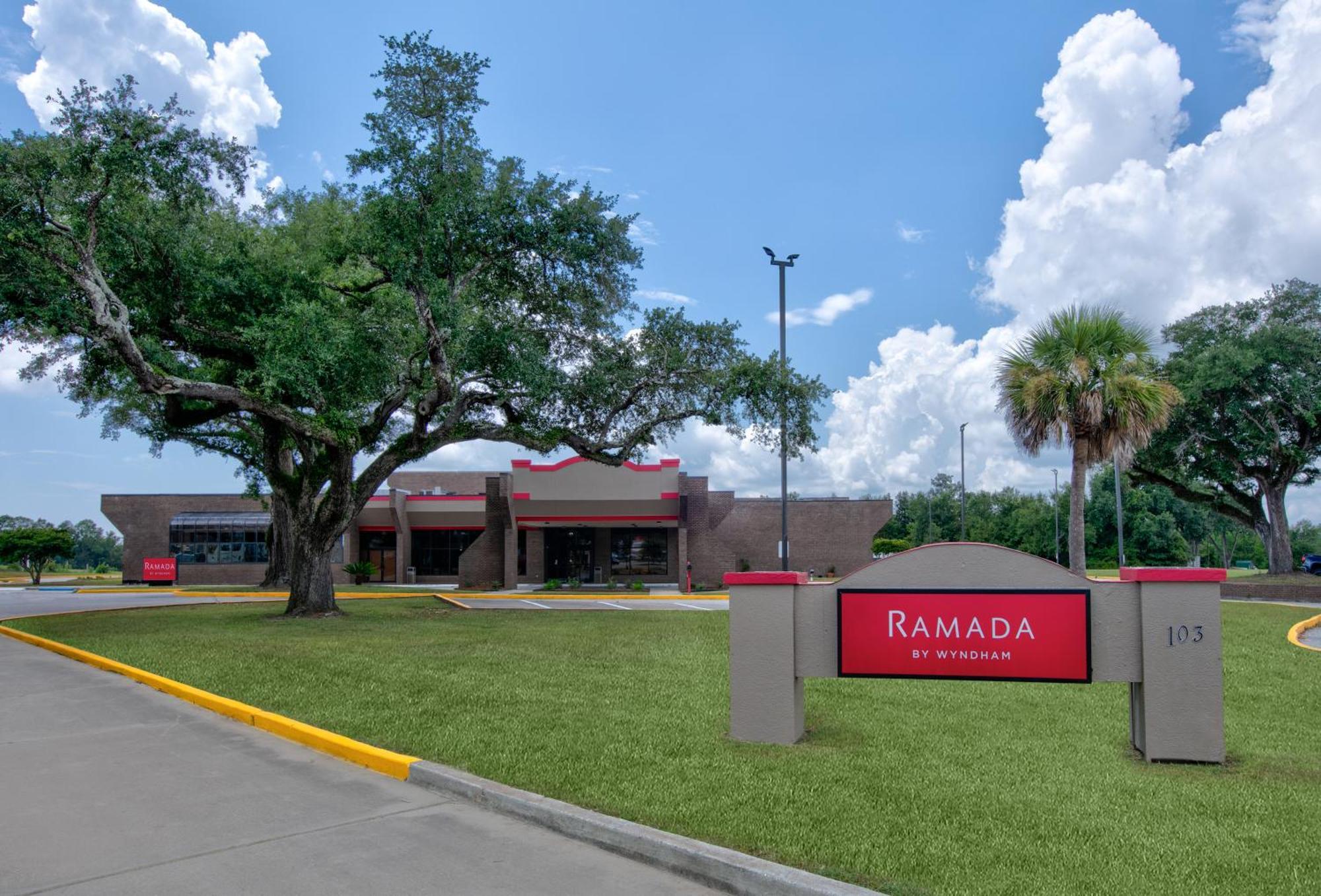 Ramada By Wyndham Gulfport I-10 Diamondhead Motel Exterior photo