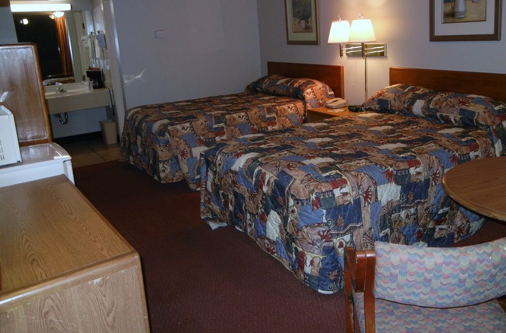 Ramada By Wyndham Gulfport I-10 Diamondhead Motel Room photo