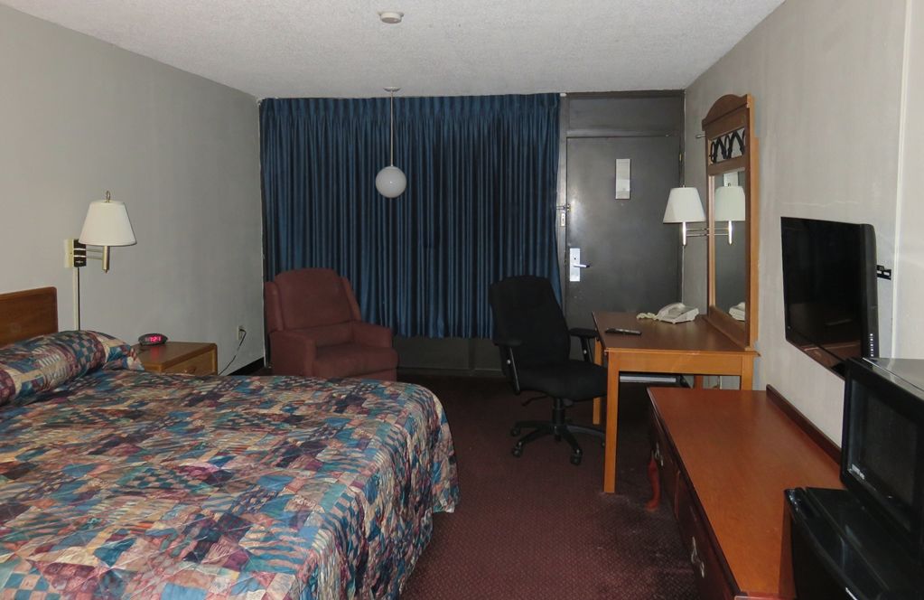 Ramada By Wyndham Gulfport I-10 Diamondhead Motel Room photo